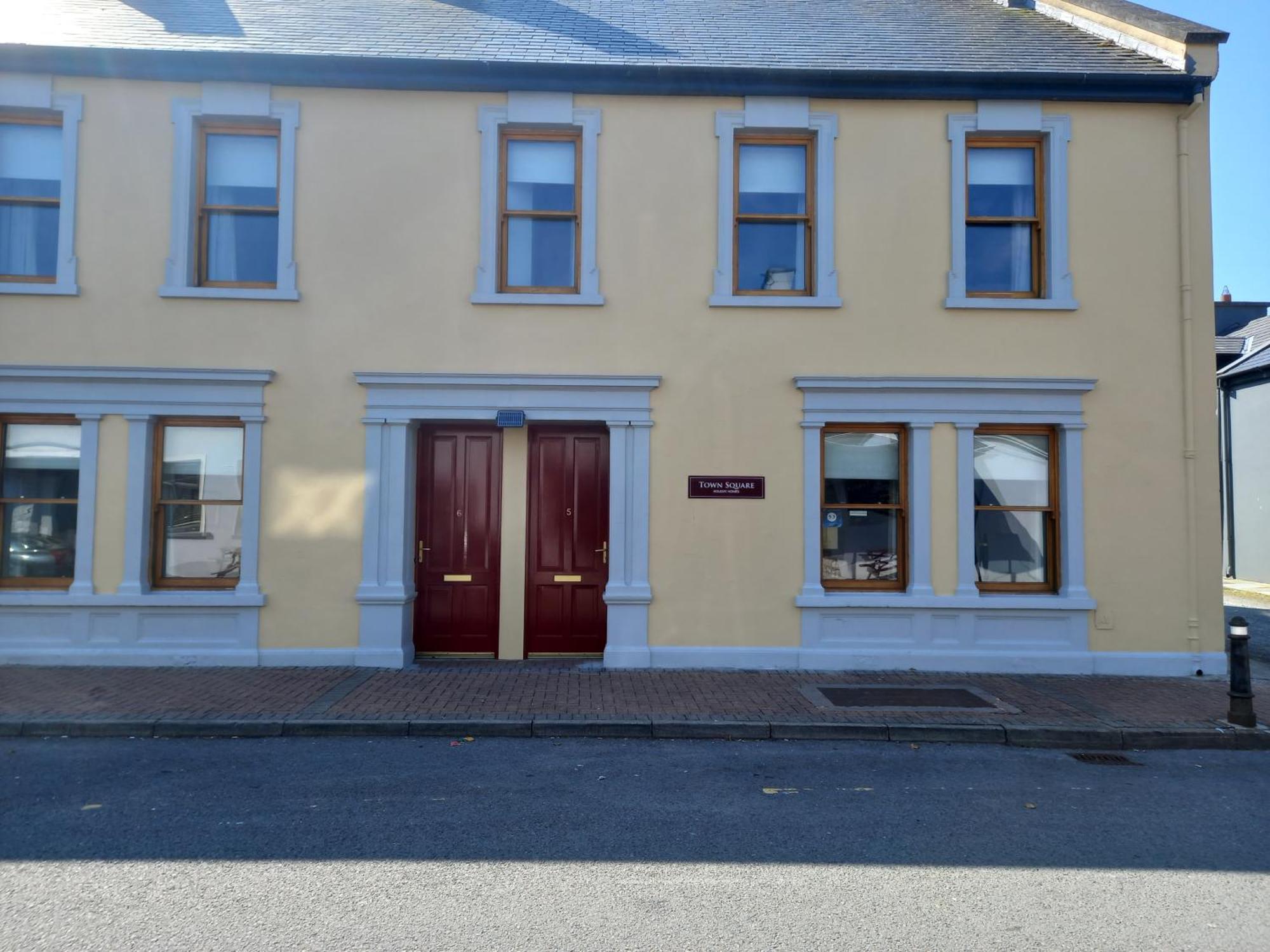 Town Square Holiday Homes Lisdoonvarna Exterior foto