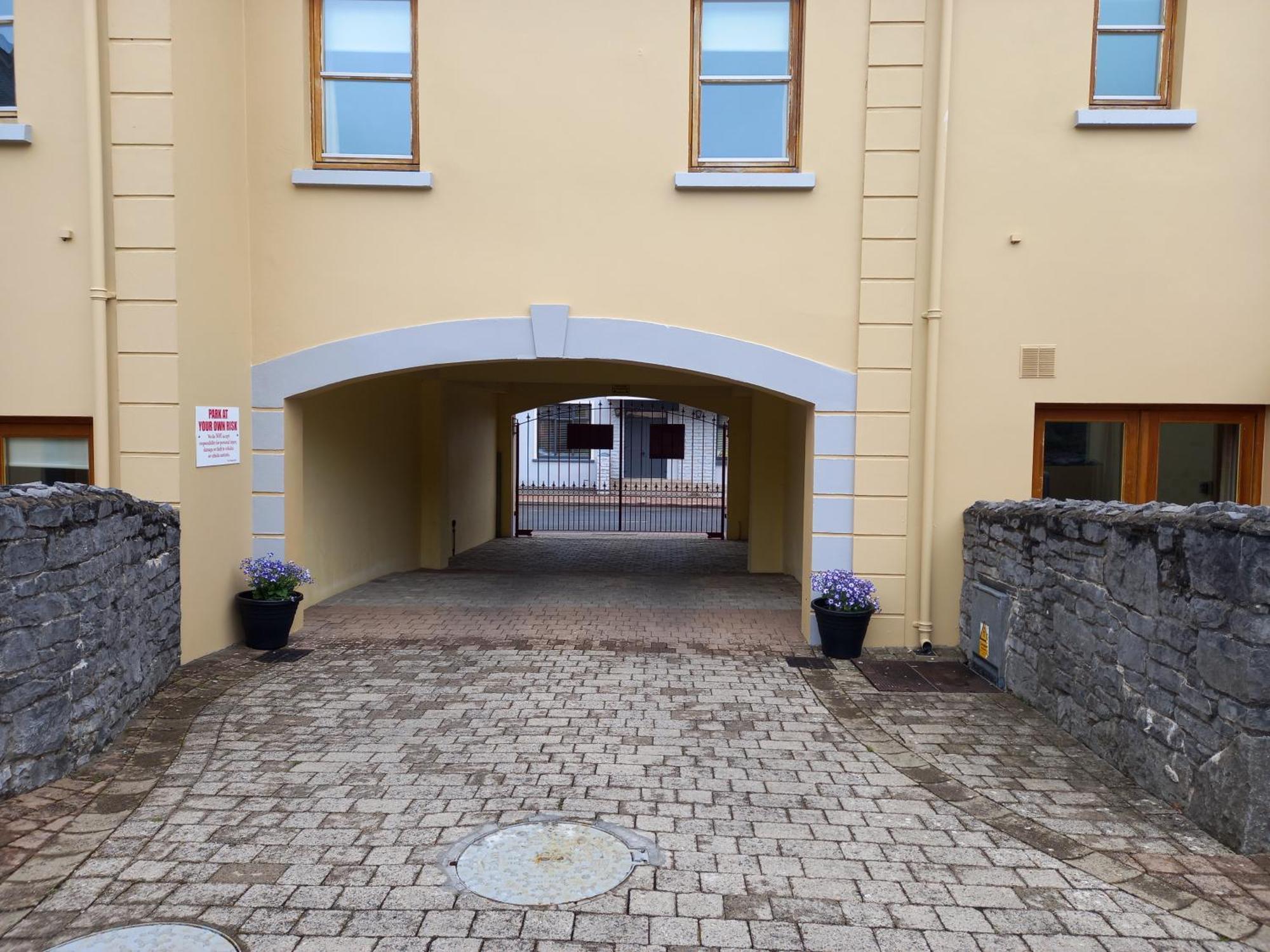 Town Square Holiday Homes Lisdoonvarna Exterior foto